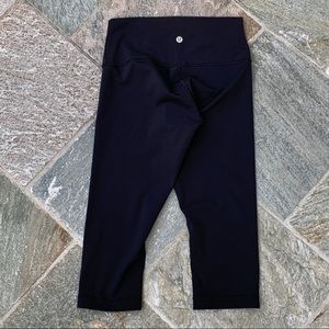 Lululemon Wunder Under size 6 short crop leggings